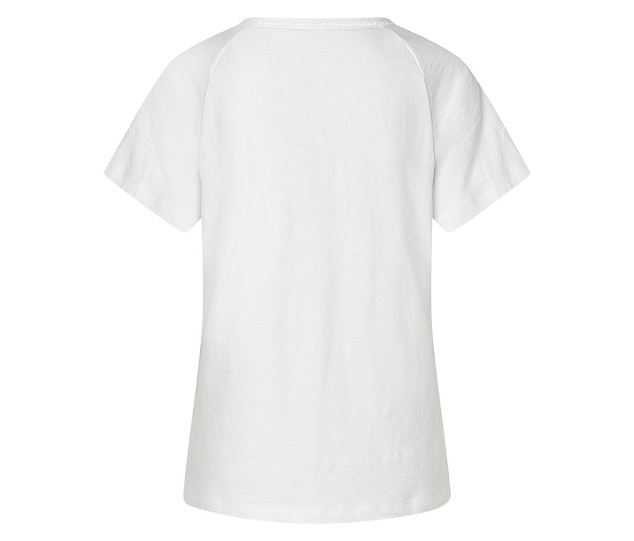 Bílé tričko zezadu.