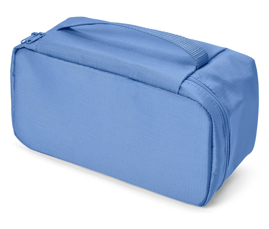 Světle modrá kosmetická taška se zipem a držadlem na bílém pozadí.