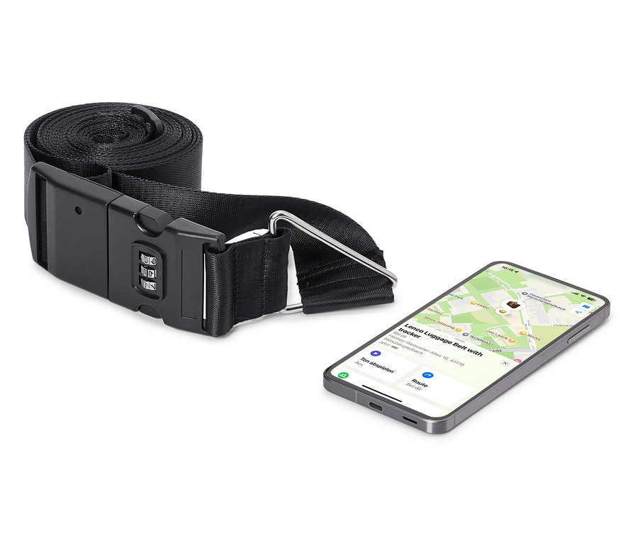 Černý popruh na zavazadla s číselným zámkem vedle smartphonu zobrazujícího mapovou aplikaci.