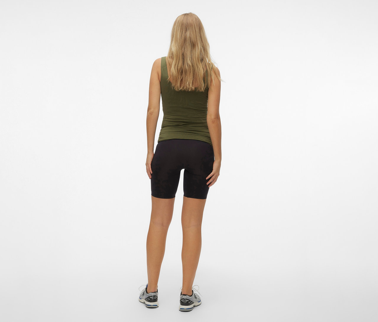 Pohled zezadu na ženu v olivovém tílku a černých skinny šortkách MAMALICIOUS »MLTIA JEANNE«, mellow buff.