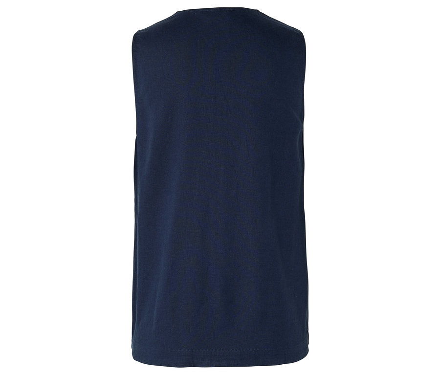Detailní záběr na tmavě modré tričko bez rukávů.