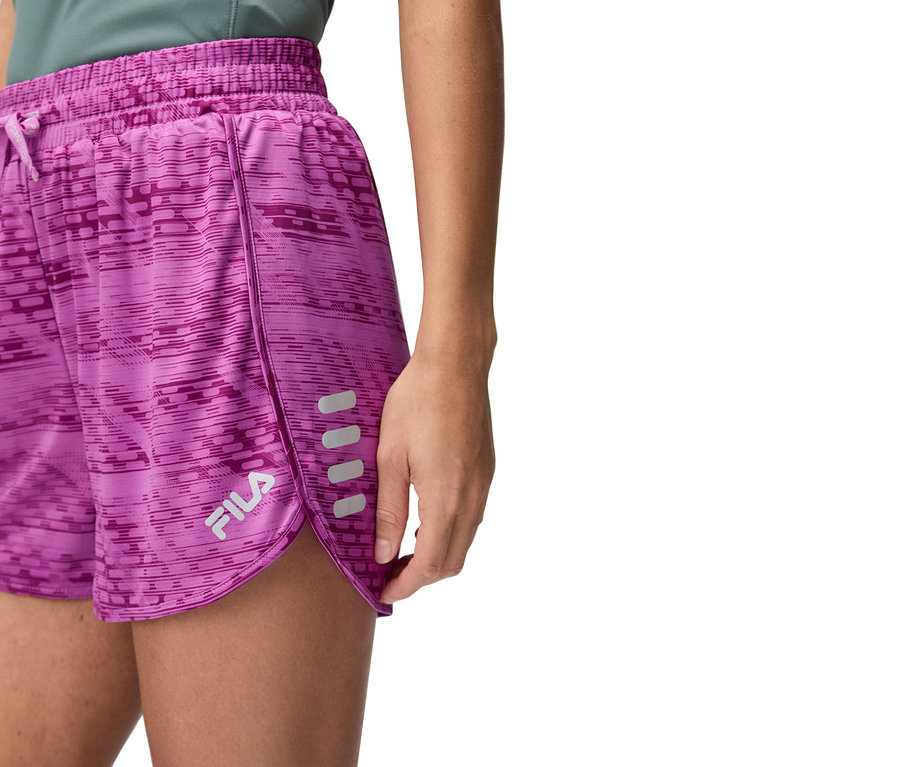 Detailní záběr ženy v purpurových šortkách Fila.