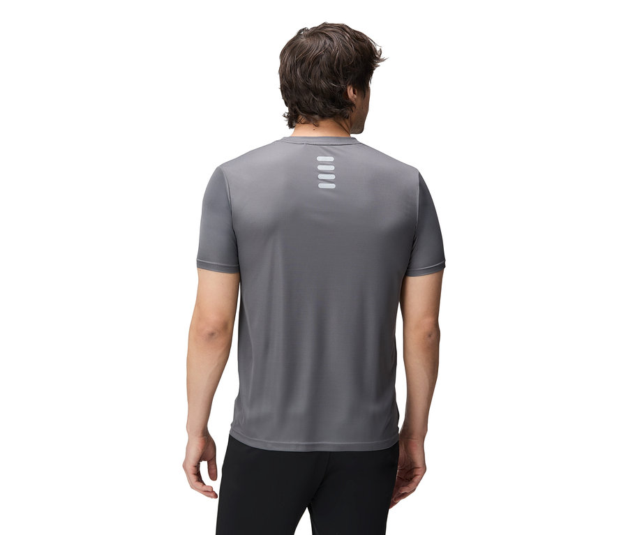 Muž zezadu v šedém sportovním topu a černých kalhotách.