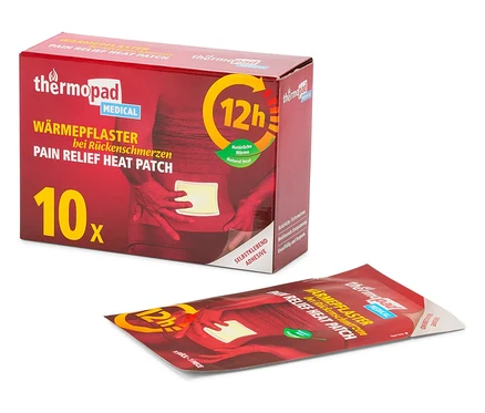 Na bílém pozadí je vidět balení hřejivých náplastí Thermopad a jedna hřejivá náplast.