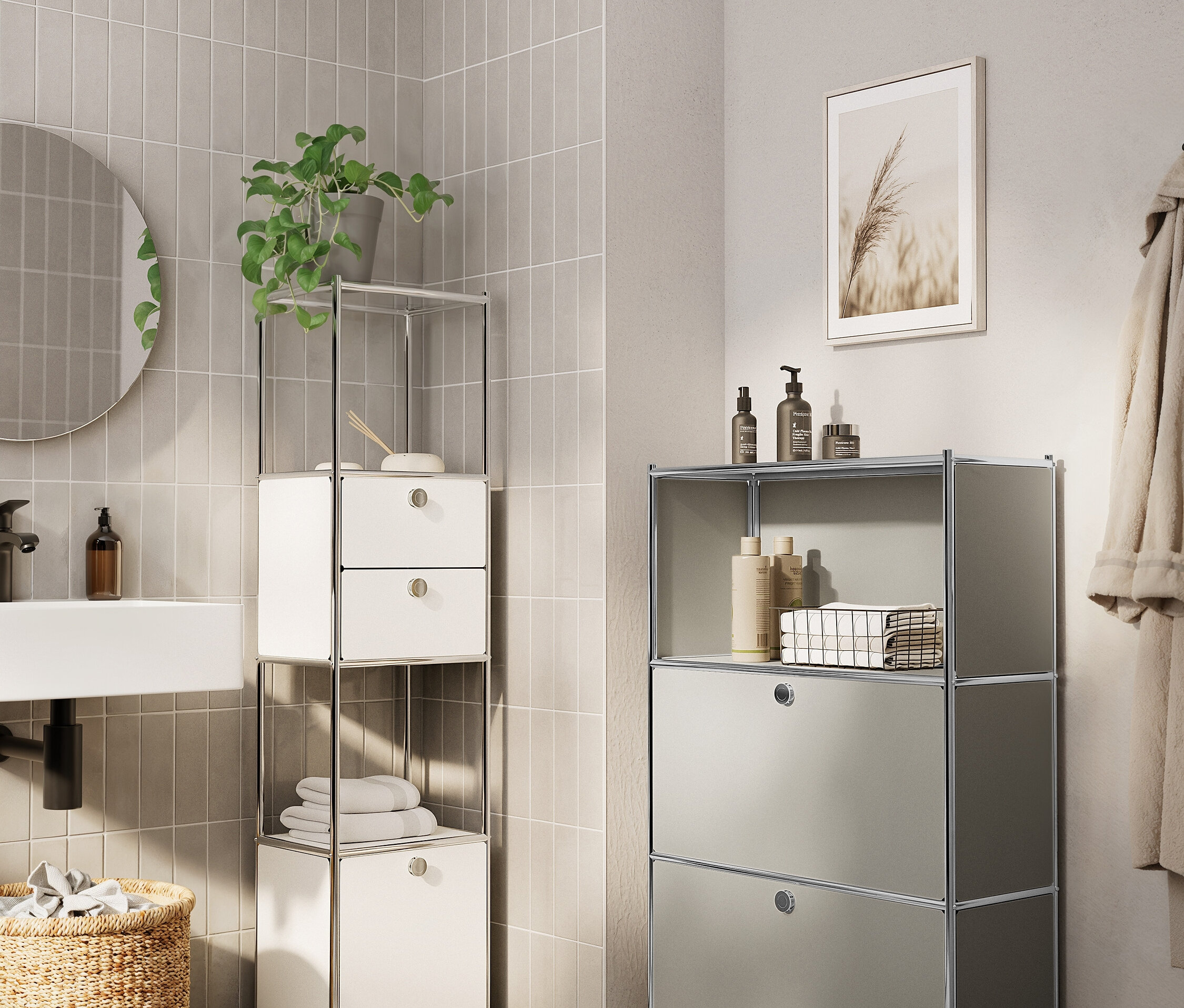 Koupelna s umyvadlem, zrcadlem, pleteným košíkem a dvěma modulárními regály.