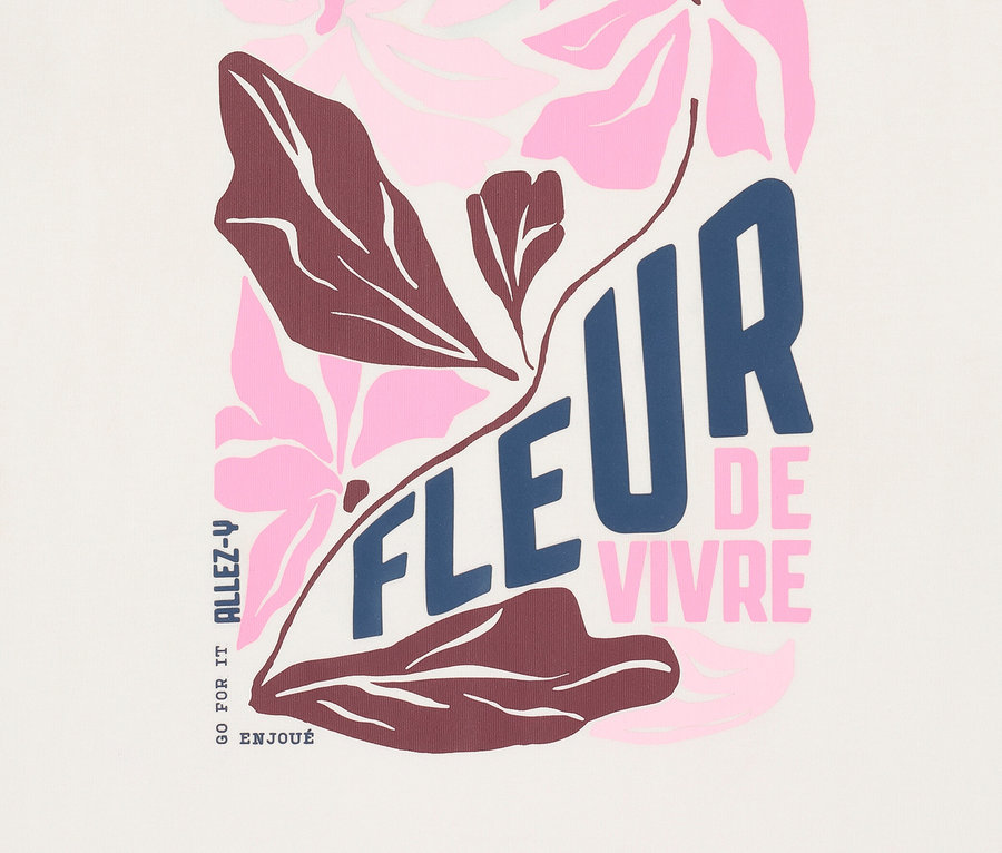 Detail mikiny CECIL s květinovým vzorem a nápisy „Curious“ a „Fleur de Vivre“.