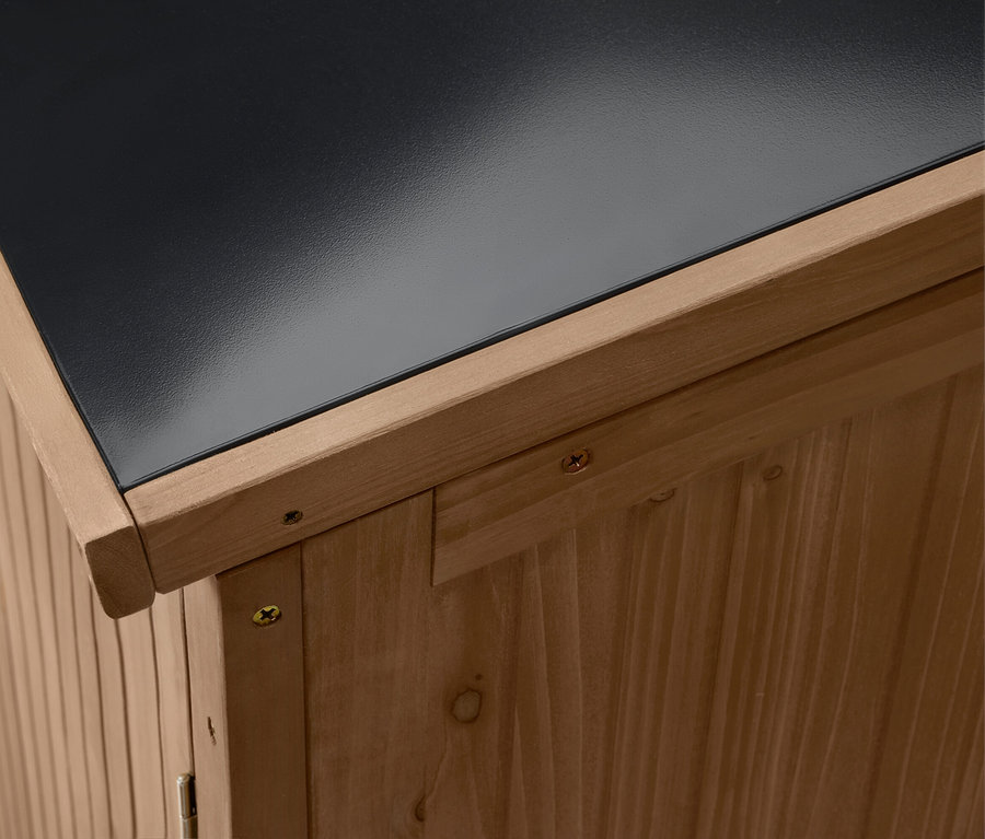 Detailní záběr na dřevěnou kůlnu s černou střechou a kováním.