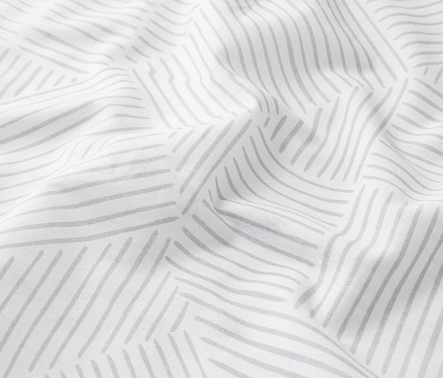 Detail bílé látky se šedými čarami.
