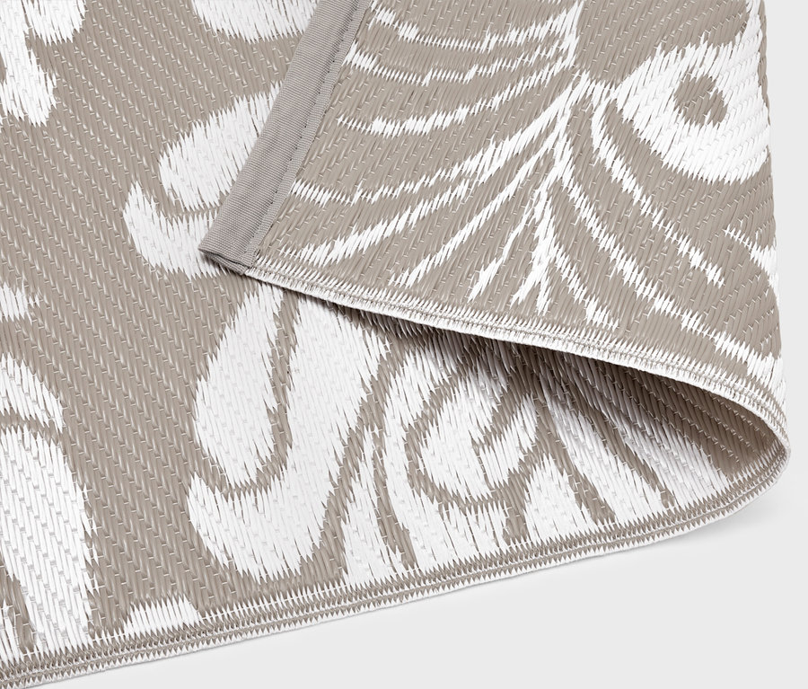 Detailní záběr venkovního koberce se šedo-bílým vzorem.