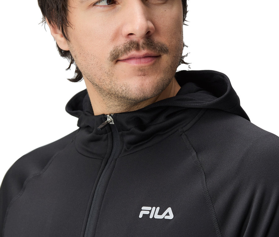 Muž má na sobě černou mikinu s kapucí na zip Fila.