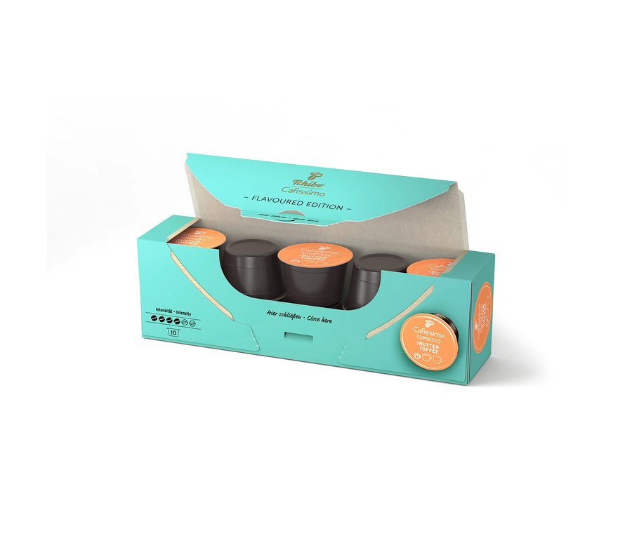 Otevřené, světle modré balení Cafissimo Flavoured Espresso - Buttertoffee s 10 kapslemi, kapsle jsou hnědé.