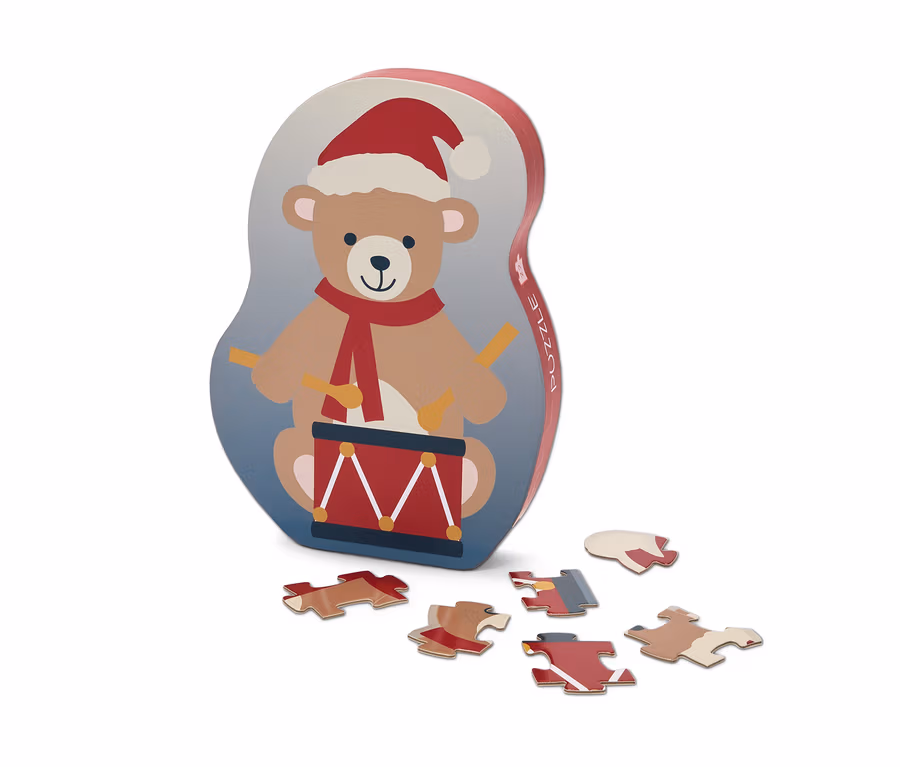 Obal puzzle s medvědem hrajícím na buben v Santa klobouku a s šesti dílky puzzle.