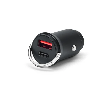 Černá USB nabíječka se dvěma porty a stříbrným kroužkem na bílém pozadí.