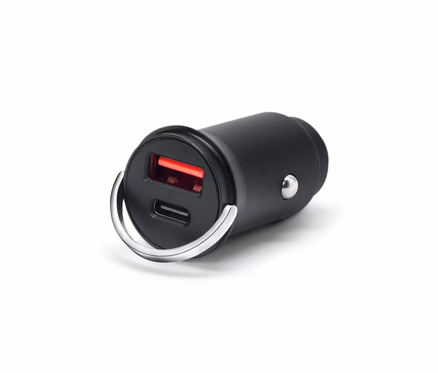 Černá USB nabíječka se dvěma porty a stříbrným kroužkem na bílém pozadí.