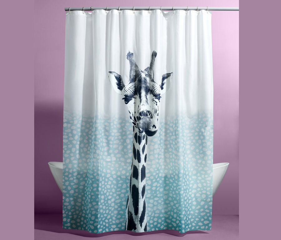 Sprchový závěs s potiskem žirafy.