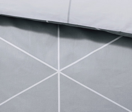 Detail šedého oboustranného flanelového povlečení s geometrickým vzorem.