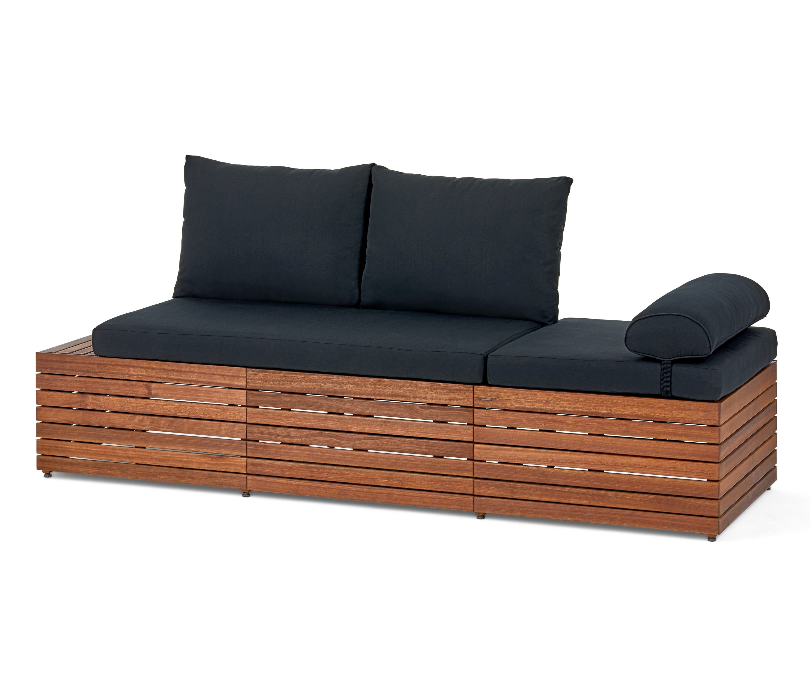 Zahradní pohovka 2 v 1 s dřevěným rámem a černými polštáři.