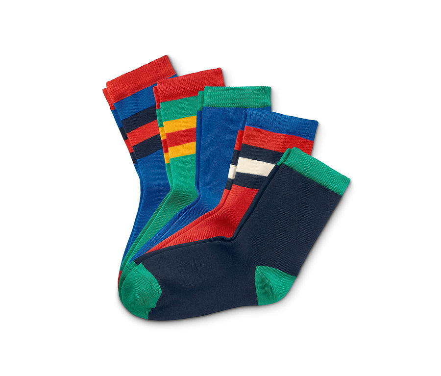 Na bílém pozadí leží pět párů barevných ponožek.