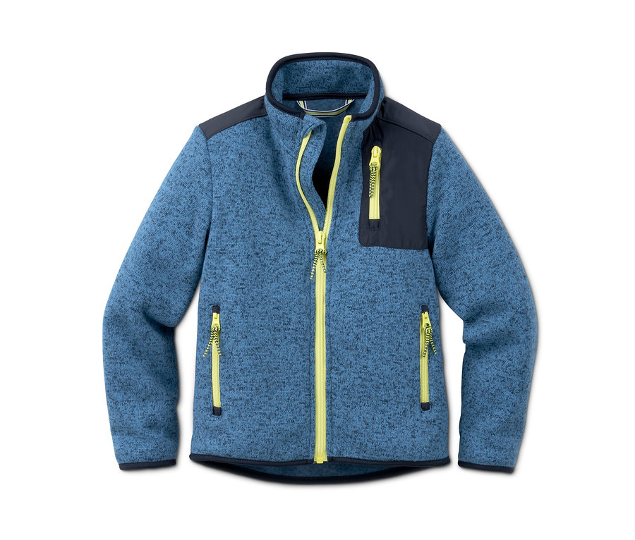 Modrá bunda z pleteného fleecu s recyklovaným materiálem se žlutými zipy.