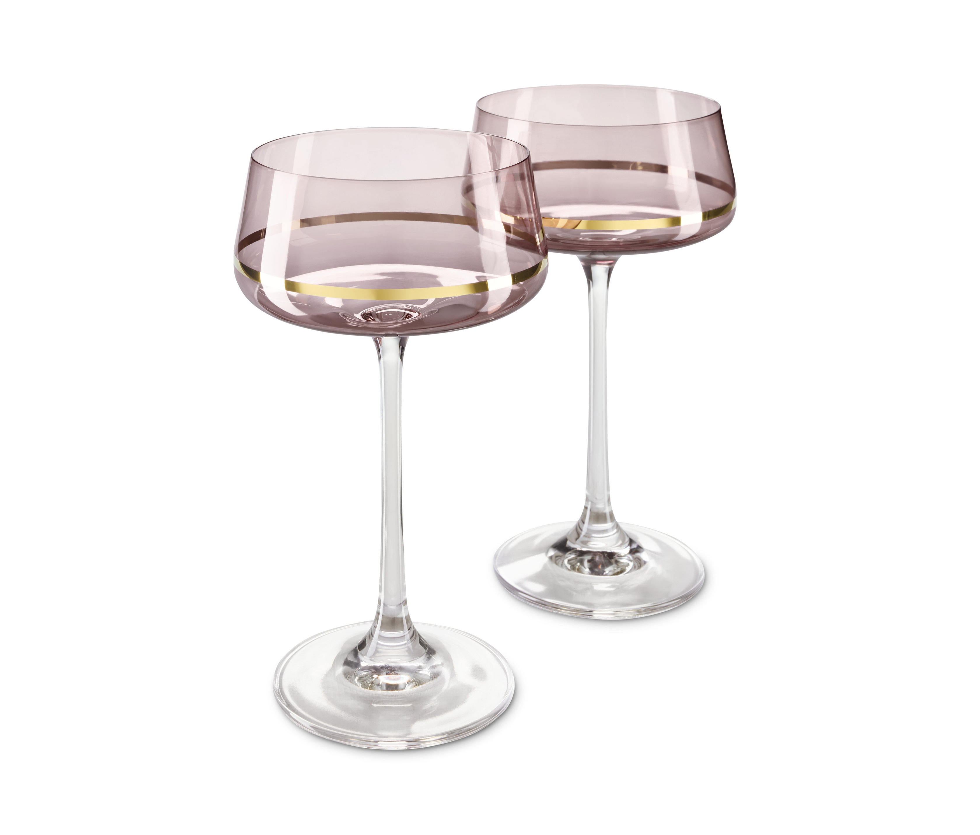 Dvě sklenice na šampaňské a koktejly s tenkým zlatým proužkem.