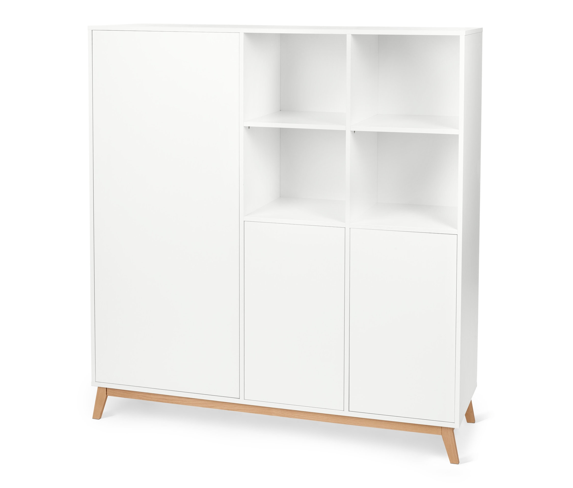 Bílá skříň do volného prostoru s policemi a dvířky.