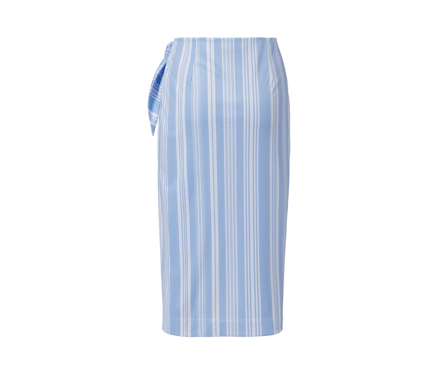 Detail proužkované zavinovací sukně.