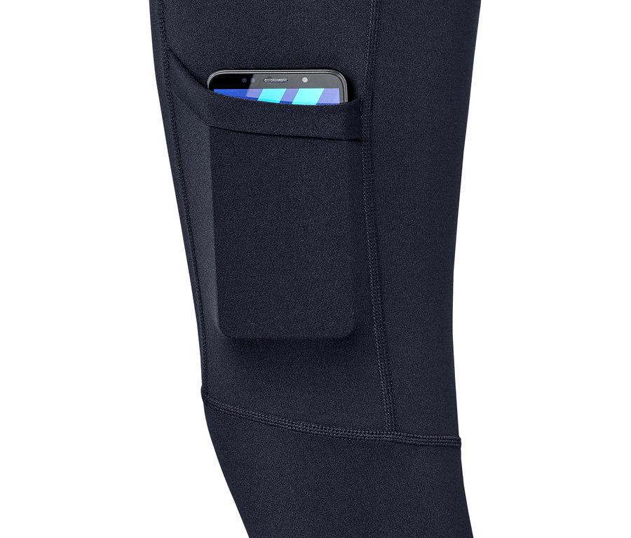 Detail outdoorových legín s kapsou, ve které je mobilní telefon.