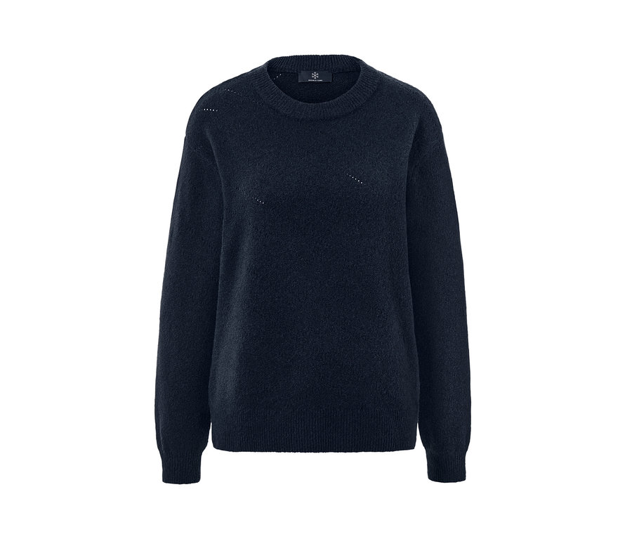 Pletený svetr s ažurovým vzorem.