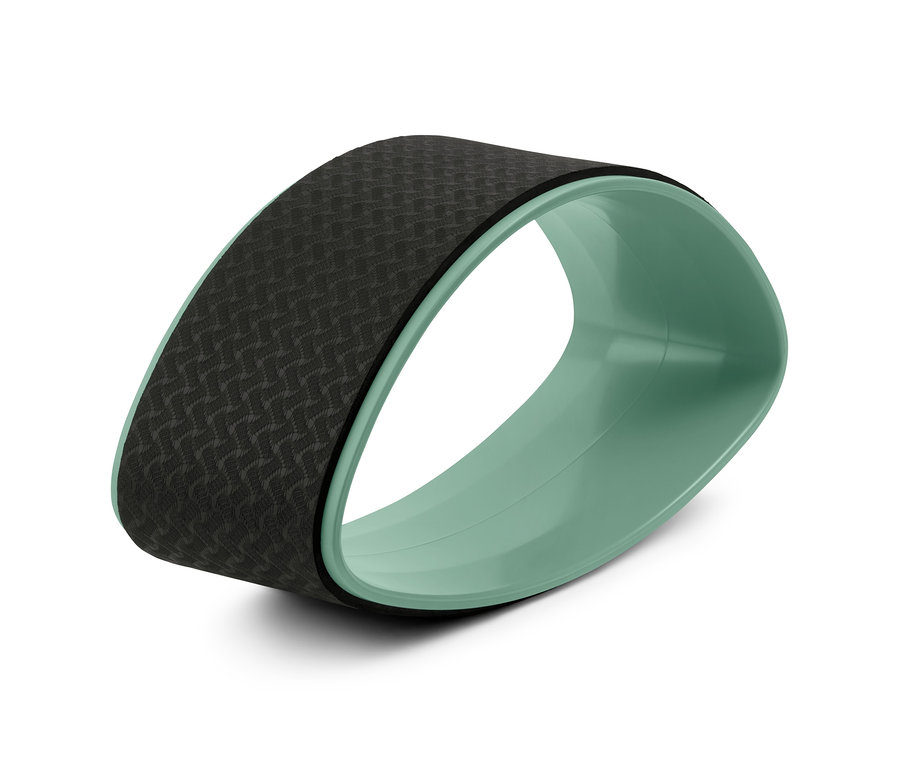 Válec na jógu s černým vzorovaným povrchem a zeleným vnitřkem.