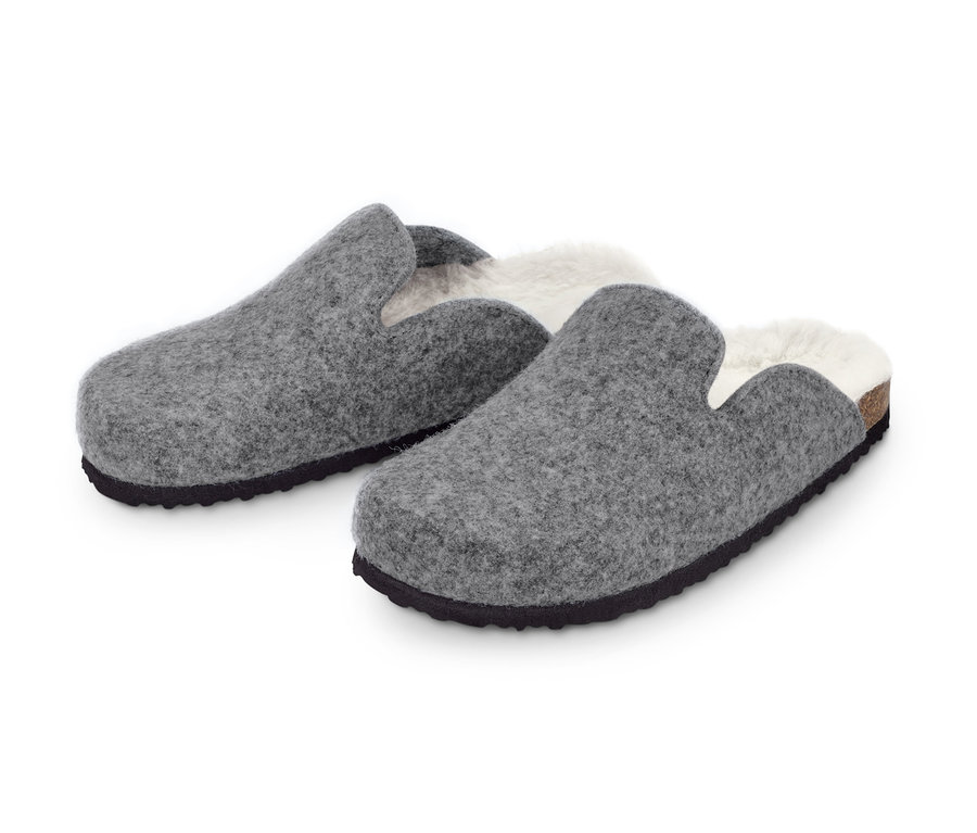 Dva šedé plstěné pantofle.