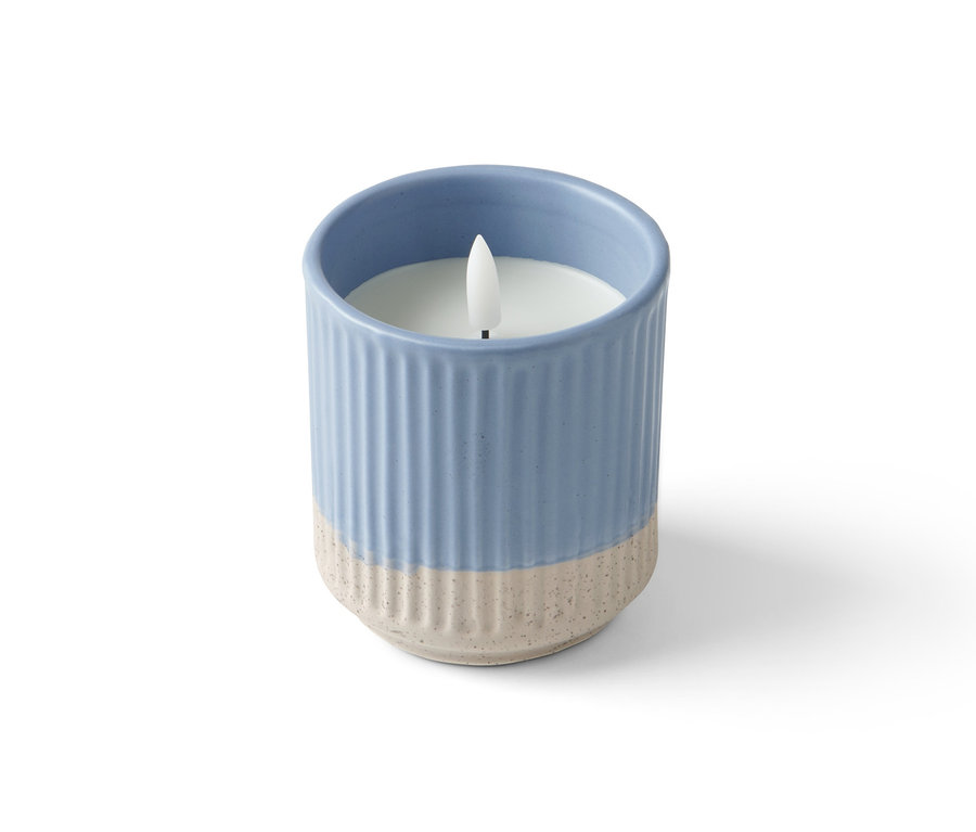 LED svíčka z pravého vosku v modrém keramickém obalu.
