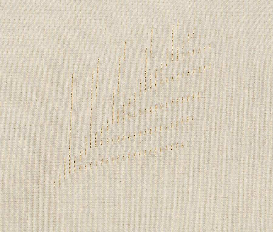 Detail krémově bílého žakárového ubrusu standardní velikosti.