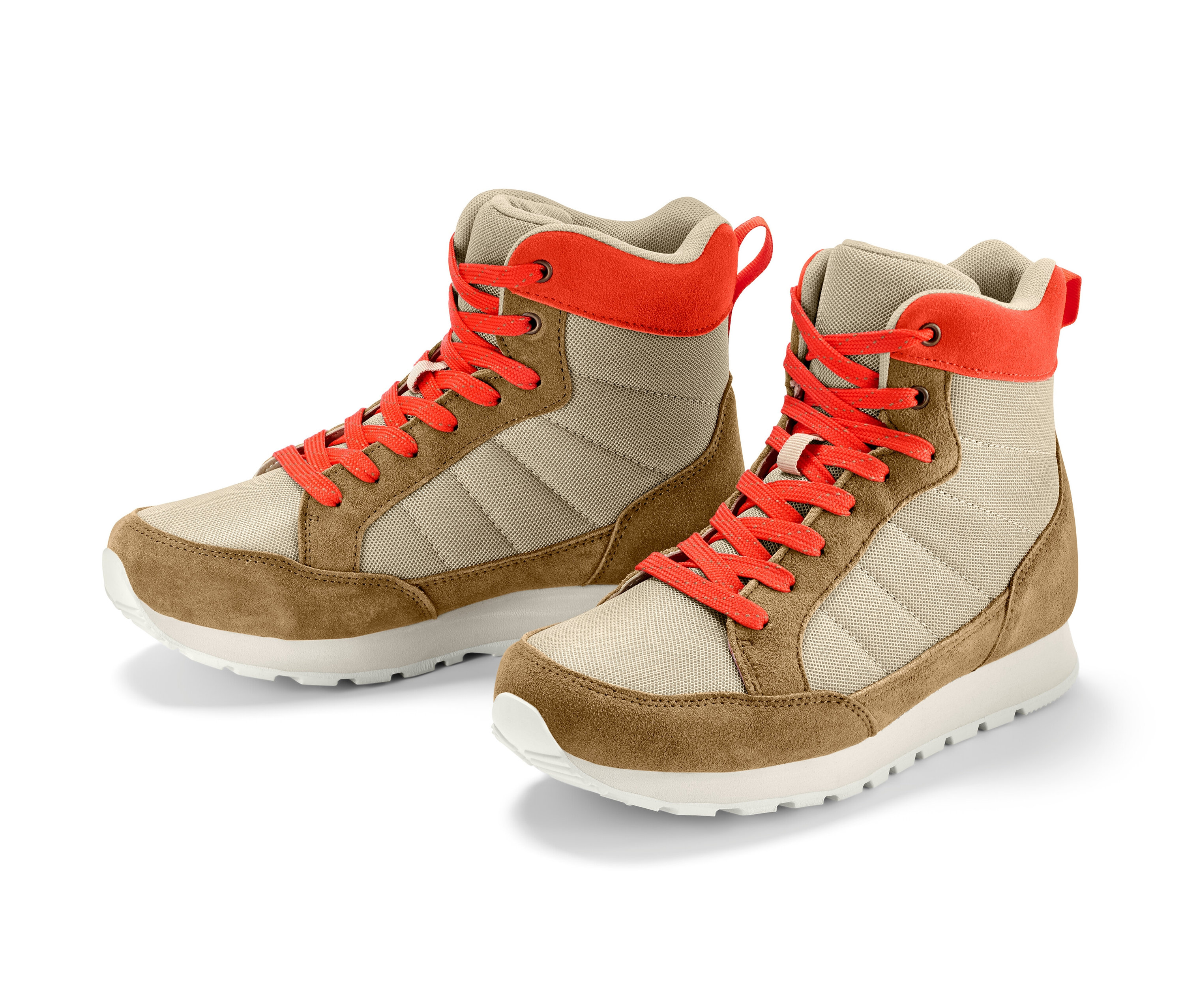 Dvoje trekingové boty hnědé a béžové barvy s oranžovými tkaničkami.