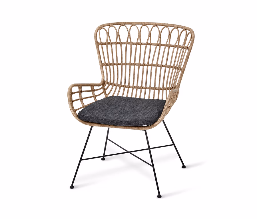 Detailní záběr zahradní židle Boho s hnědým proutěným rámem a šedým sedákem na bílém pozadí.