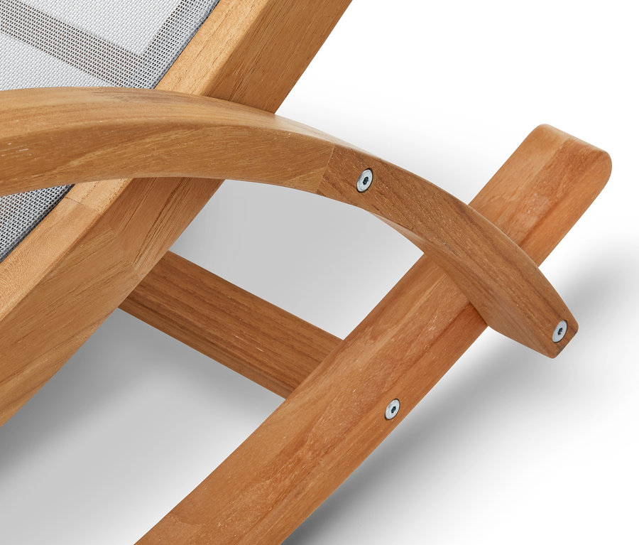 Detail houpacího zahradního lehátka Teak s textilní výplní.