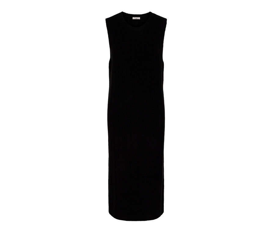 Černé žebrované pletené šaty.