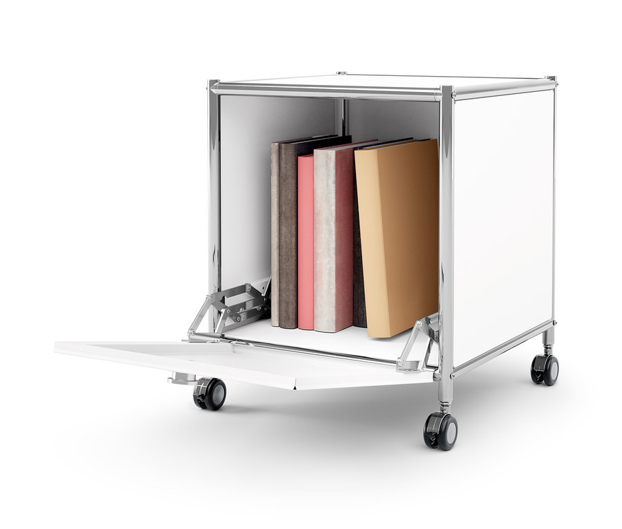 Bílý kovový odkládací stolek se zásuvkou CN3 s otevřenou zásuvkou, v níž jsou knihy.