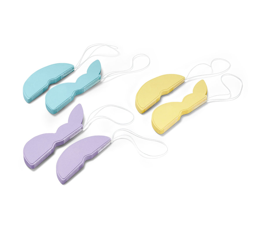 Šest papírových velikonočních přívěsků modré, žluté a fialové barvy.