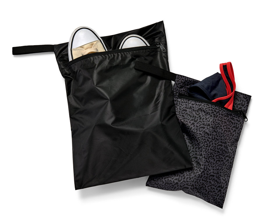 Dva voděodolné sáčky. V jednom jsou boty, v druhém oblečení.