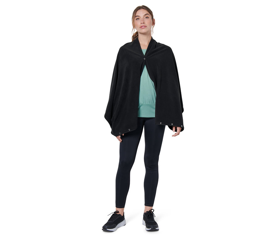 Žena má na sobě černý oversize šál 3 v 1.