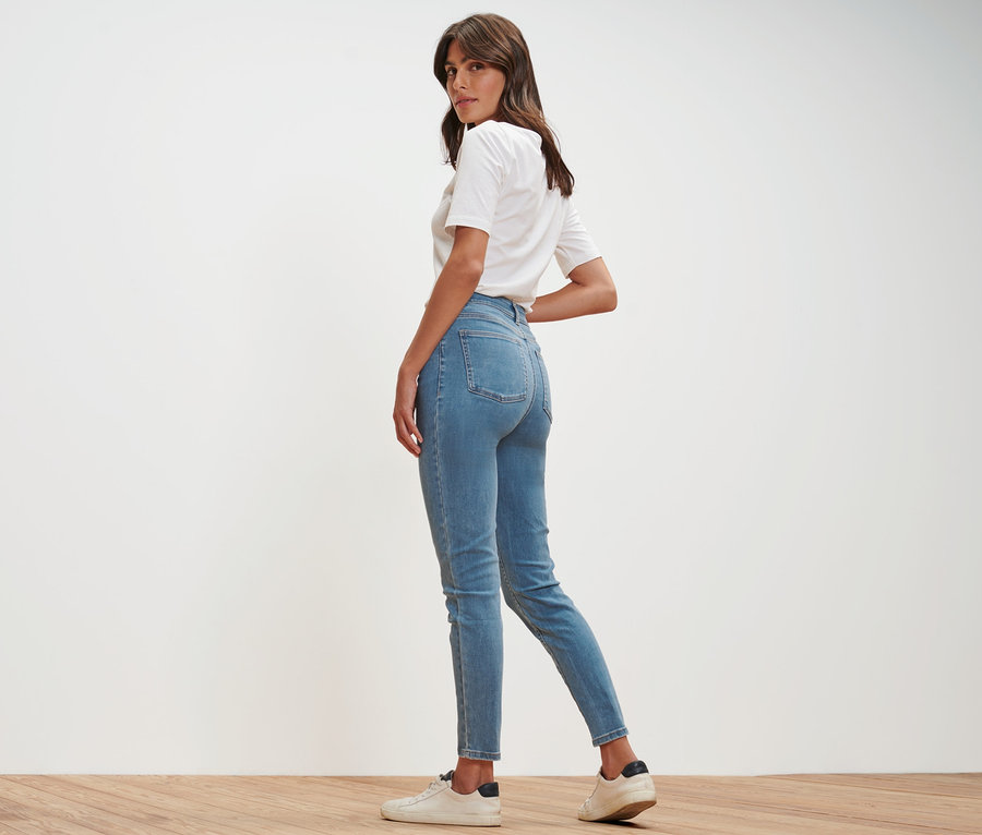 Žena se dívá přes rameno a má na sobě džíny skinny – Fit »Hanna«.