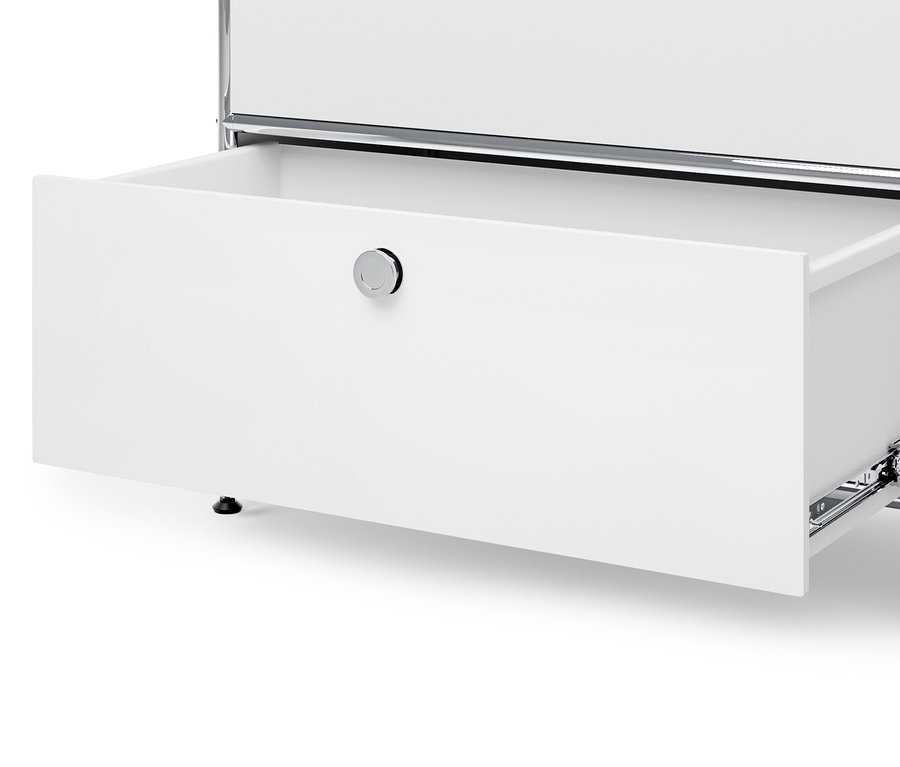 Detail otevřené zásuvky bílé kovové komody »CN3«.