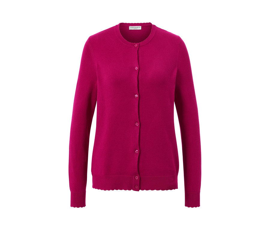 Svetr z jemného úpletu se zvlněným okrajem.