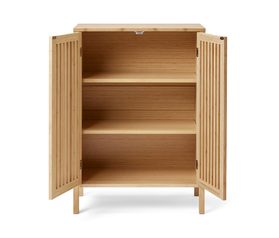 Otevřená odkládací skříňka z bambusu se dvěma policemi.