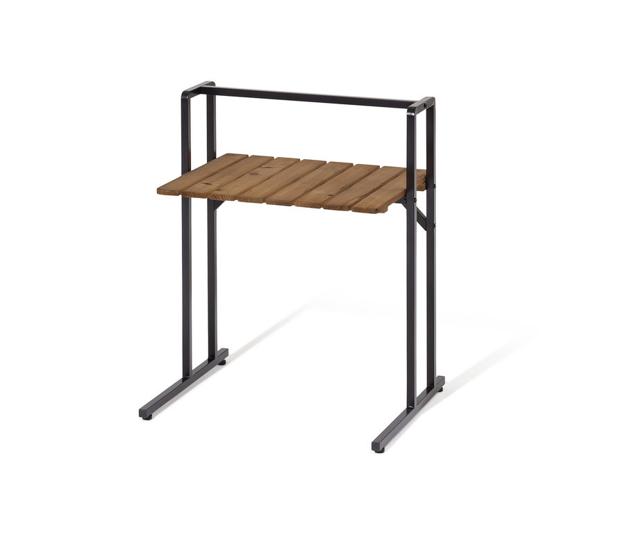 Černý C-stolek se světlou dřevěnou deskou.