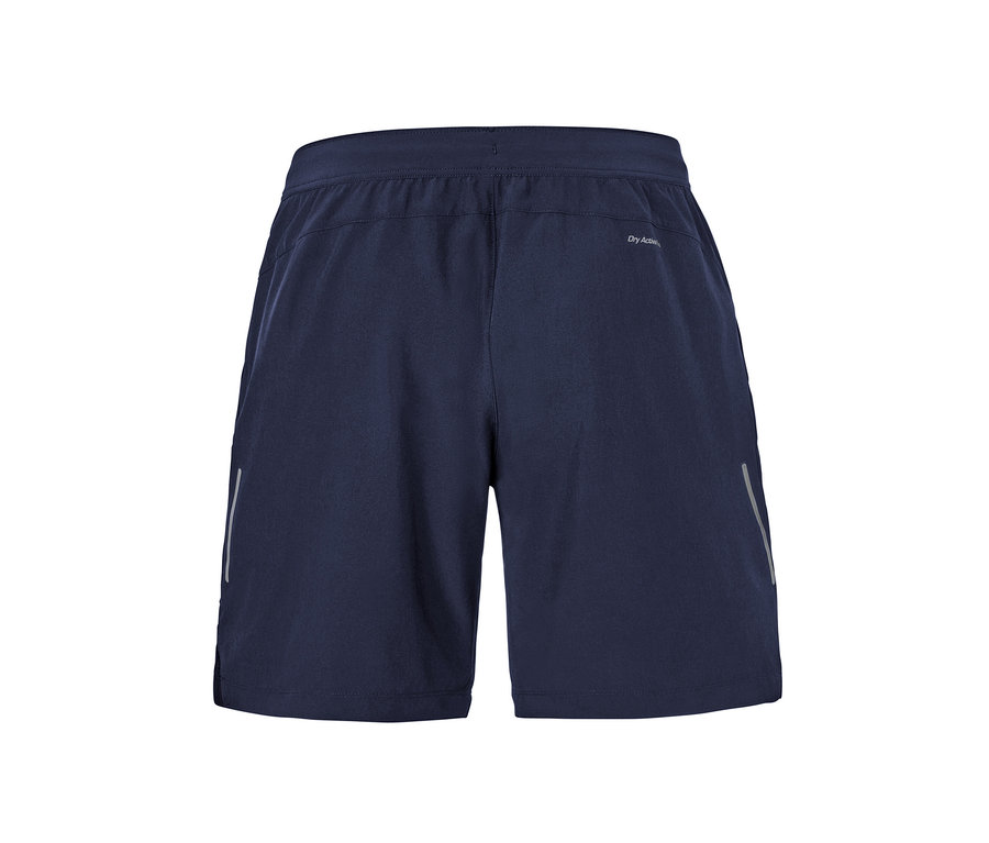 Detailní záběr na zadní stranu sportovních šortek.