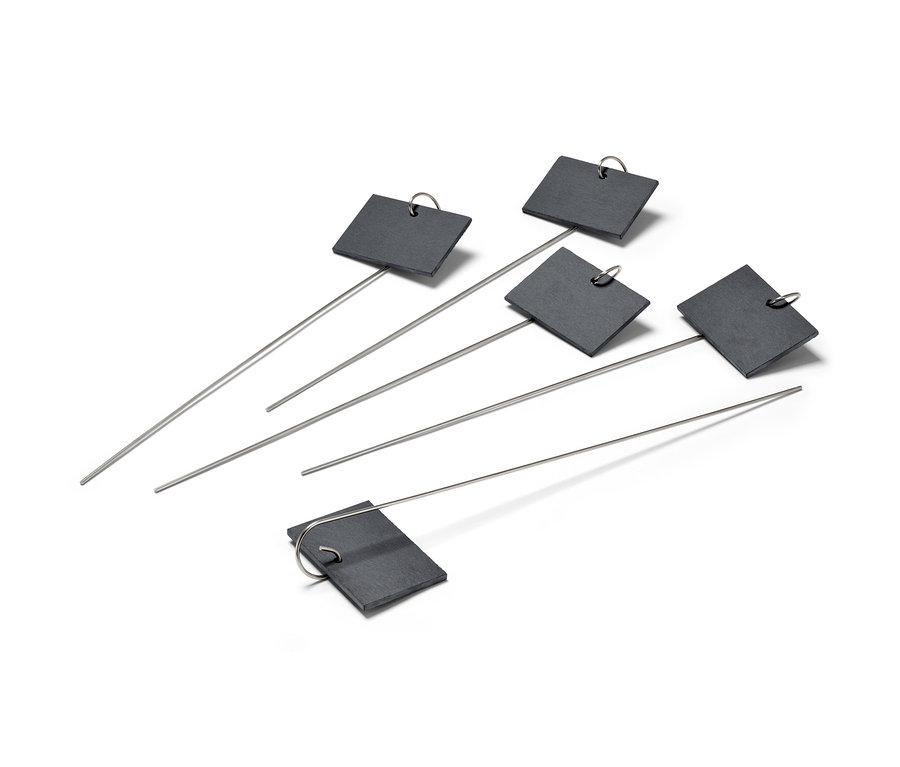 Pět břidlicových označovačů záhonů s kovovými tyčemi.