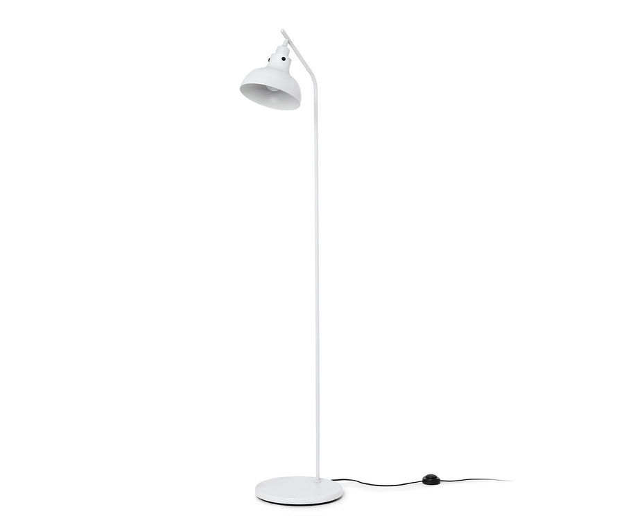 Bílá kovová stojací lampa.