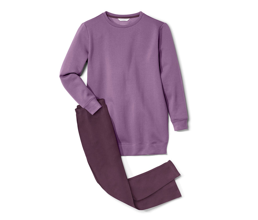 Fialové pyžamo s legínami leží na bílém pozadí.