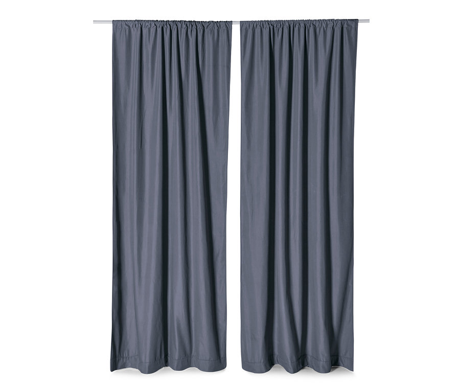 Dva modré termozávěsy visí na tyči.